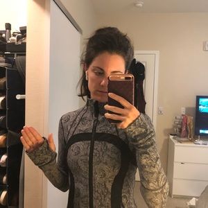 Lululemon zip up running jacket size 6